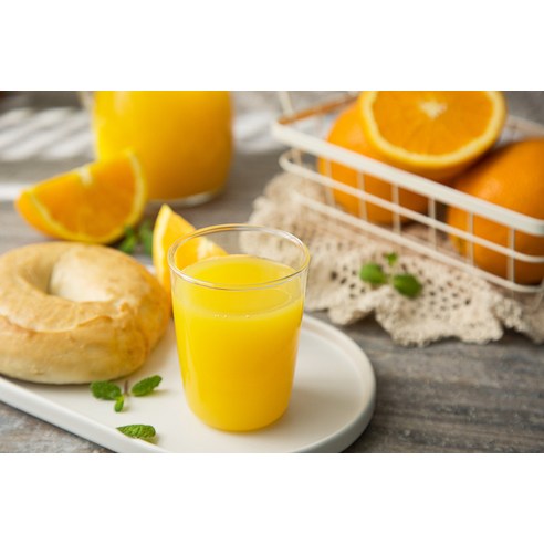 건강한 삶을 위한 필수 음료: 아침에 주스 유기농 오렌지주스