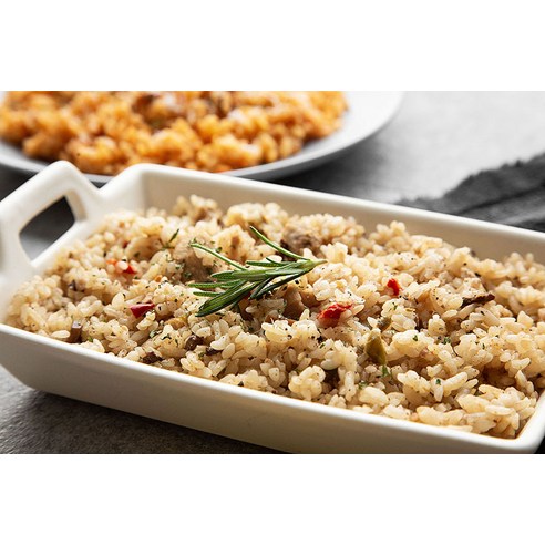 쫄깃한 닭고기가 든 데리야끼 볶음밥