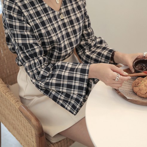 빼빼 브이넥 소매나팔 체크 블라우스
