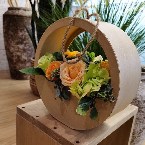 우아한 비누꽃으로 가득한 벽장식 꽃바구니