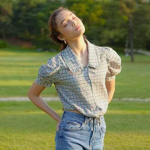 벰버 RUFFLE COLLAR CROP BLOUSE