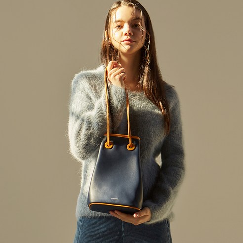 앤오즈 바자스 레더 버킷백