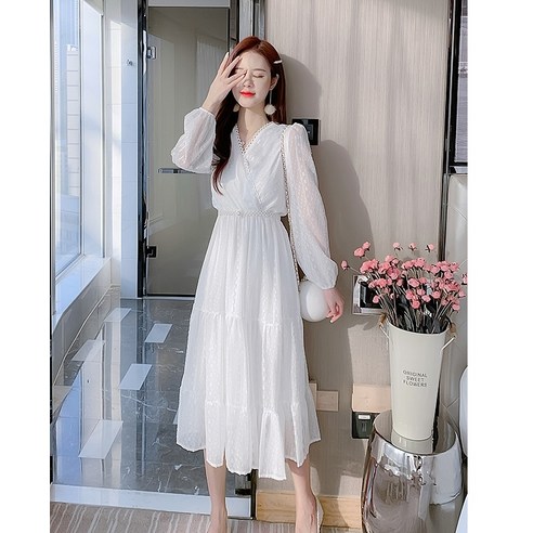 V넥과 레이스로 꾸며진 세련된 포플러앤씨 체스터 브이 원피스