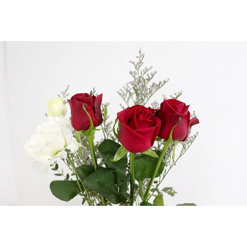 화려한 아름다움과 실용성의 조화로 공간을 감동시키는 프레시가든 테이블 생화 장식 Red