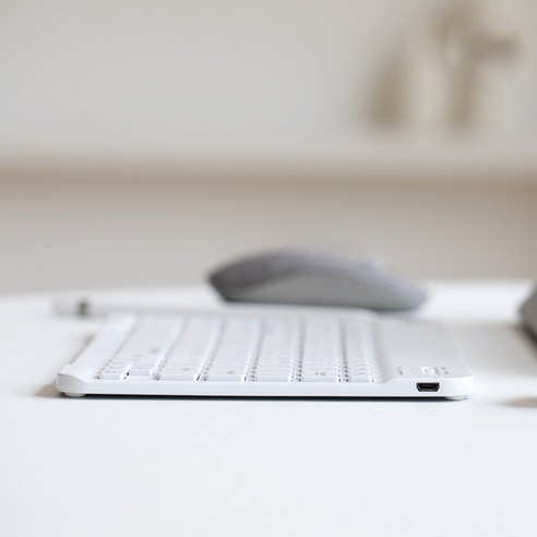 편리하고 정확한 타이핑을 위한 울트라 슬림 휴대용 무선 키보드