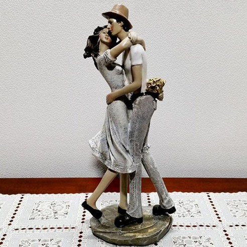 사랑의 포옹을 표현한 쇼핑아트 키스 연인 장식품