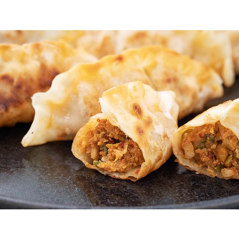 간편하게 즐기는 매콤한 김치 만두