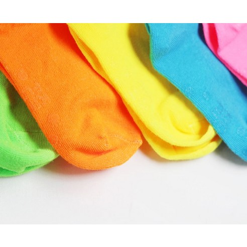 사랑스러운 디자인과 안전한 품질, 디어삭스 아동용 러그네온 양말로 아이의 발에 행복을 선물하세요!