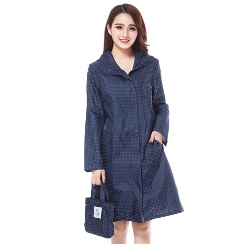 다용도 레인코트와 실용적인 파우치로 멋스러운 스타일링을 완성하세요.