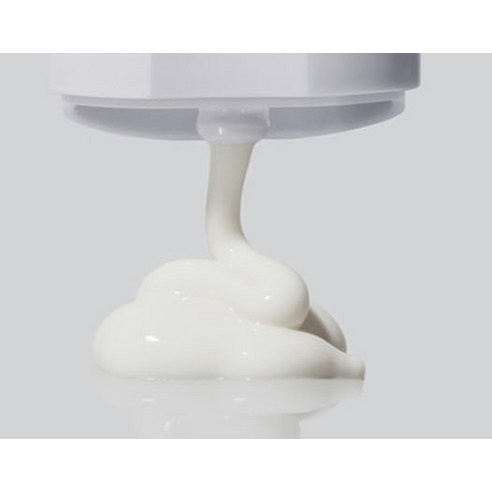 에뛰드 순정 디렉터 수분 선크림은 SPF50+와 PA++++의 높은 자외선 차단 지수를 가지고 있는 민감성/문제성 피부에 적합한 선크림으로, 기획세트로 제공되는 추가 20ml 용량은 여행이나 외출 시에 휴대하기 편리합니다.