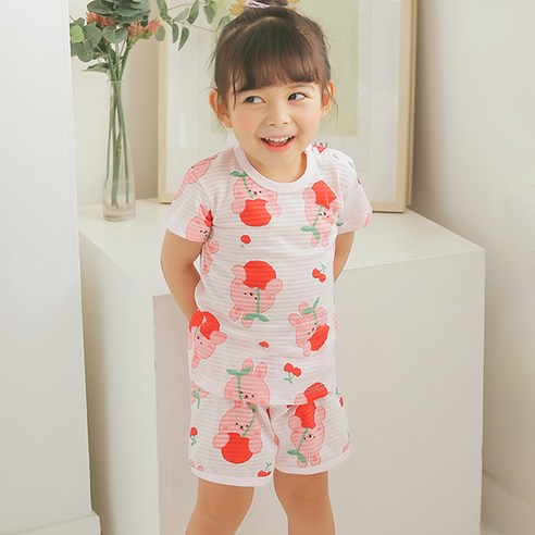 孩子們  時尚  女孩  服裝  室內服裝  女孩  女孩  室內  女孩的服裝  夏季