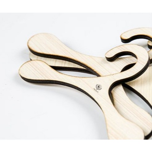 고급스러운 디자인과 내구성 높은 반려동물 원목 옷걸이