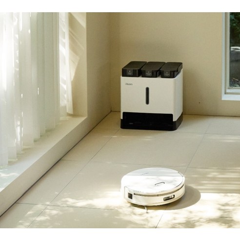 집안 청소를 위한 혁신적인 아이룸 옵티머스 물걸레 겸용 로봇청소기 M10