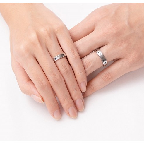 로이드 L DIAMOND 모던 엔드리스 실버 커플링은 은92.5% 이상의 순은 소재로 제작된 제품입니다.
