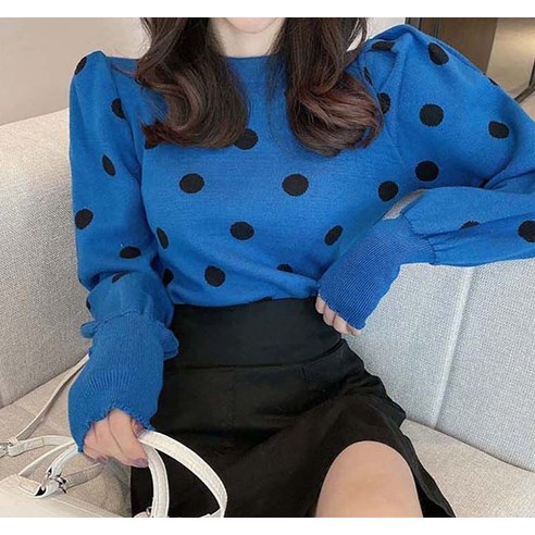 세련된 편안함과 다재다능성을 갖춘 비비에모 퍼프숄더 도트패턴 니트 티셔츠