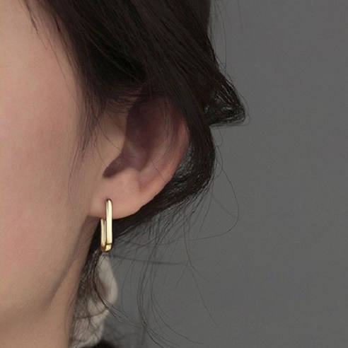 세련된 디자인과 고품질 은 소재를 사용한 여성용 귀걸이
