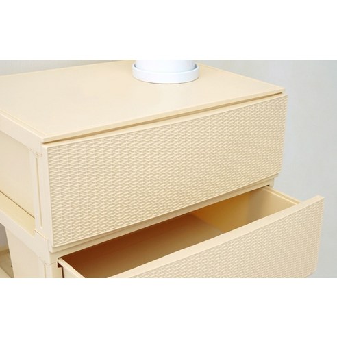 실용적이고 세련된 라탄 서랍장