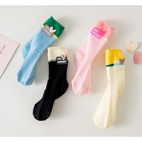 사랑스러운 발걸음을 완성하는 아이뿜 블링 하트 투톤 골지 양말 세트