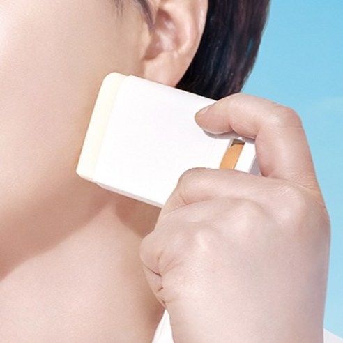 강력한 자외선 차단력과 부드러운 텍스처의 AHC 마스터즈 카밍 워터풀 선스틱