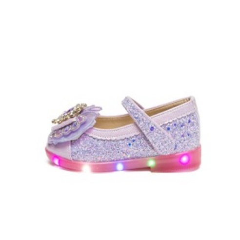 동화 속 요정이 된 듯한 빛나는 발걸음