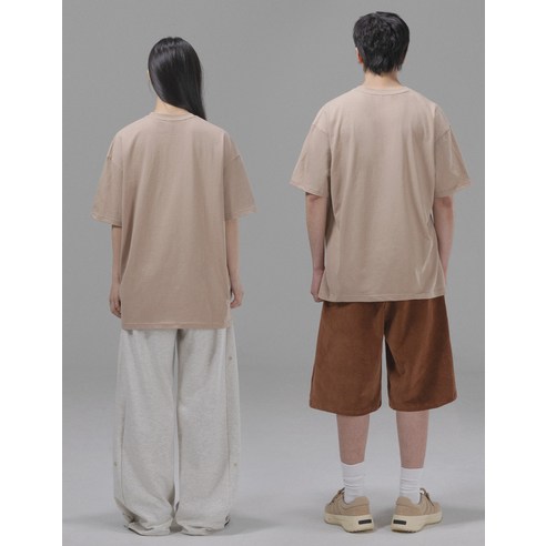 편안한 착용감과 스타일리시한 룩을 선사하는 오버핏 무지 티셔츠