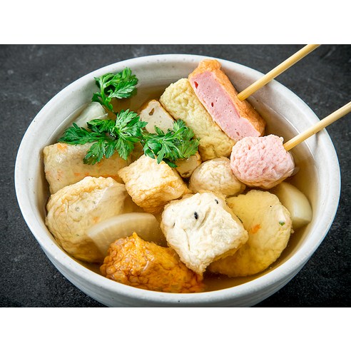 다양한 어묵과 짭짤한 소스로 풍부한 맛과 질감을 선사하는 술안주에 안성맞춤 끼니엔 어묵탕