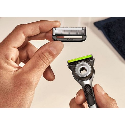 질레트랩스 딥 클렌징 바 면도날로 면도 시간을 피부 관리 시간으로 바꿔보세요!