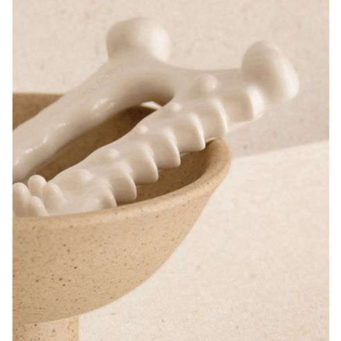 페이스팩토리 디톡 괄사 마사저로 뻐근함 없이 활기찬 일상을 되찾으세요.