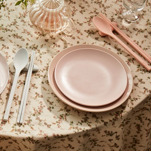 식탁을 우아하게 연출하는 고풍스럽고 기능적인 수저받침