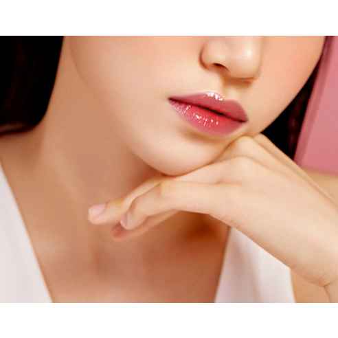 찬란한 빛과 매력으로 입술을 돋보이게 하는 네시픽 샤인 무드 슬릭 립틴트