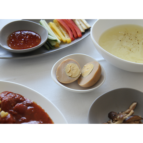 세련되고 다기능적인 에라토스볼 조약 접시로 식탁을 완성하고 오붓한 식사 경험을 즐기세요.