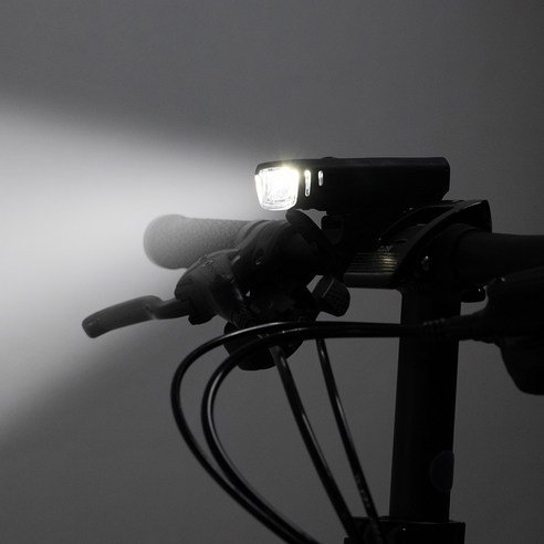 어두운 밤길, 탐사 스마트 자전거 라이트가 당신의 안전을 책임집니다.