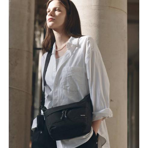 세련되고 기능적인 브랜든 세이프 크로스 바디백