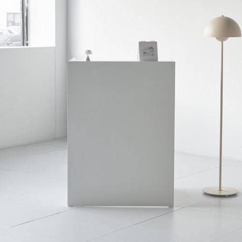 좁은 공간도 스마트하게! 도모 클레아 카운터 데스크로 공간 효율성을 높여보세요.