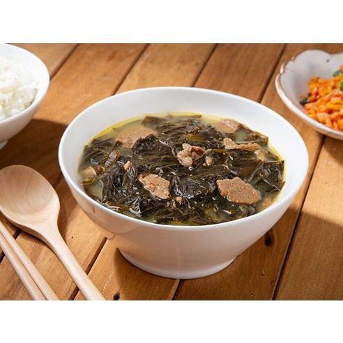 맛있고 영양가 있는 즉석조리식품으로 즐기는 풍부한 미역국
