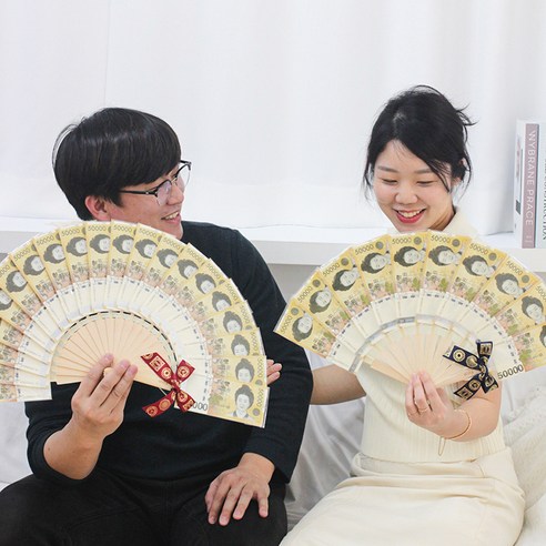 특별한 사람에게 감동을 줄 이플린 블링 카네이션 꽃다발과 실용적인 돈부채 세트