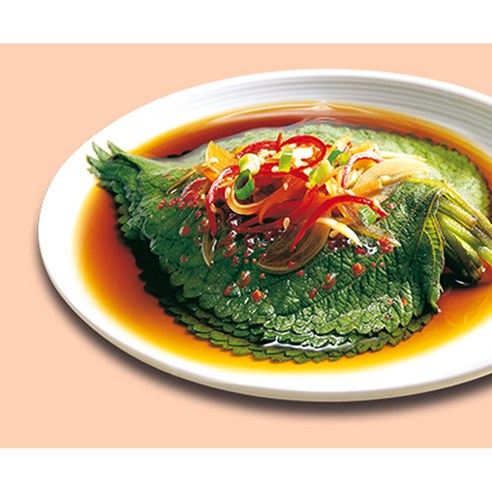 향긋한 깻잎의 매콤한 변신, 샘표 우리엄마 매콤한 깻잎으로 밥상에 활력을 더하세요.