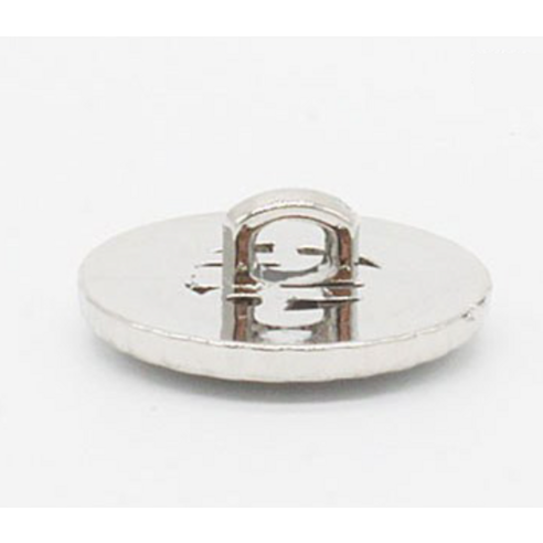 단추 하나로 옷에 품격을 더하다