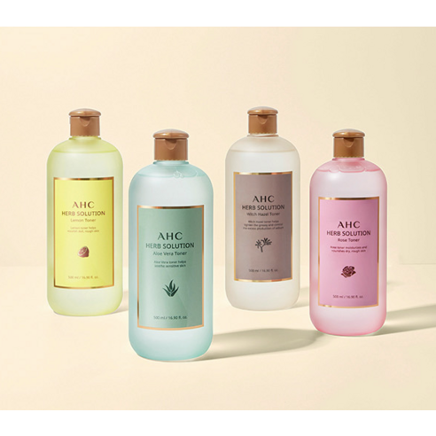 진정하고 생기 넘치는 맑은 피부를 위해 AHC 허브 솔루션 레몬 토너를 사용해보세요.