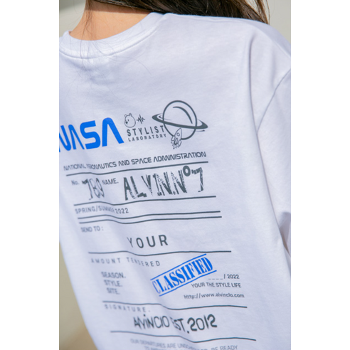 NASA 로고와 비밀스럽게 써진 문구가 돋보이는 디자인