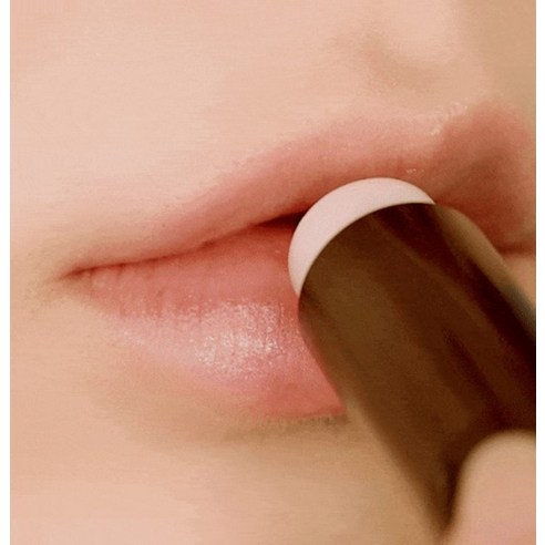 모든 피부 타입을 위한 보습과 광채를 선사하는 에뛰드 진저슈가 립밤 스틱