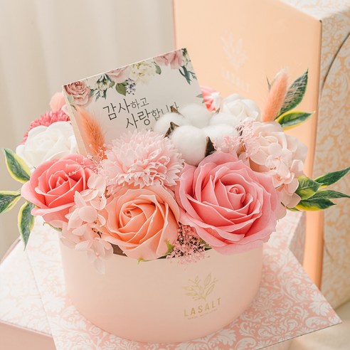 로맨틱하고 섬세한 비누꽃 디자인과 핑크계열 색상으로 완벽한 선물