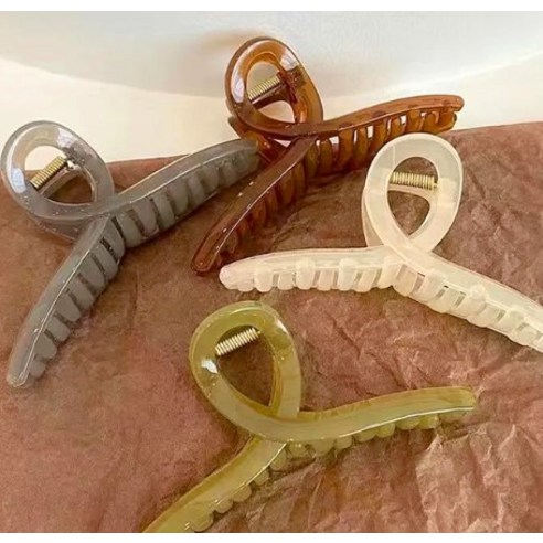 다양한 종류의 헤어 집게핀으로 다양한 스타일링이 가능합니다.
