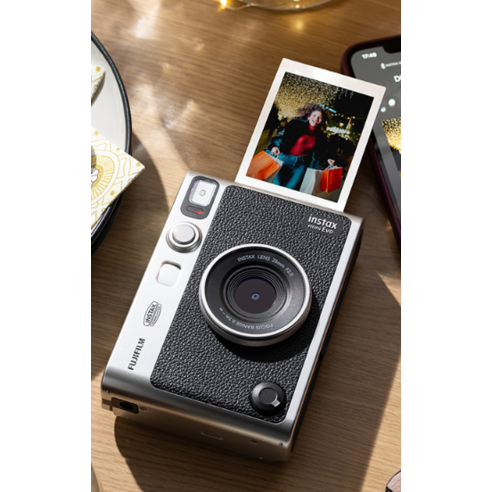 찰나의 순간을 영원히: 인스탁스 미니에보 블랙으로 아날로그 감성을 디지털로 담다