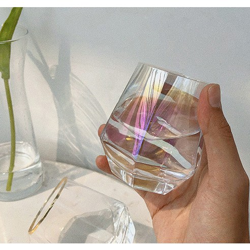 로체스터 오로라 샤이닝 글라스: 식탁을 빛나게 하는 우아함