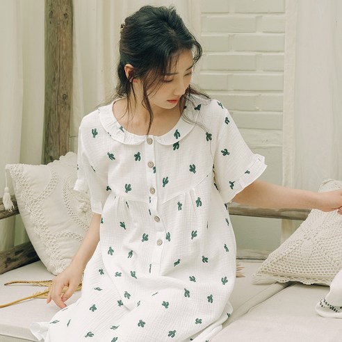 여름에 경쾌한 분위기를 만들어줄 파란 선인장 패턴의 요루면 반팔 원피스