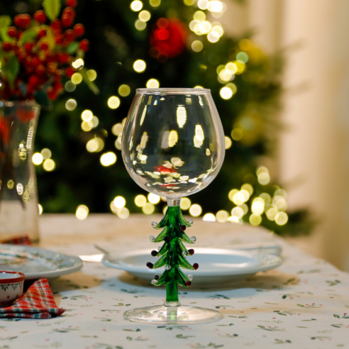 크리스마스 분위기 가득한 럭셔리 와인잔, 완벽한 연말 파티를 선사합니다.