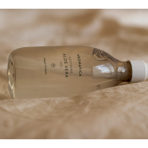 피부를 진정하고 수분을 공급하는 아로마티카 수딩 알로에 베라 젤