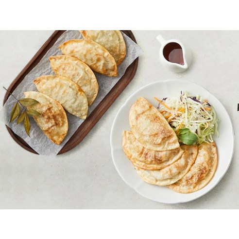 바삭한 만두피에 촉촉한 속 재료가 어우러진 비비고 군만두