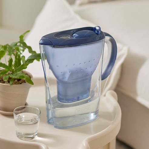 브리타 마렐라 쿨 블루 2.4L에서는 신선하고 맛있는 물을 편리하게 즐길 수 있습니다.